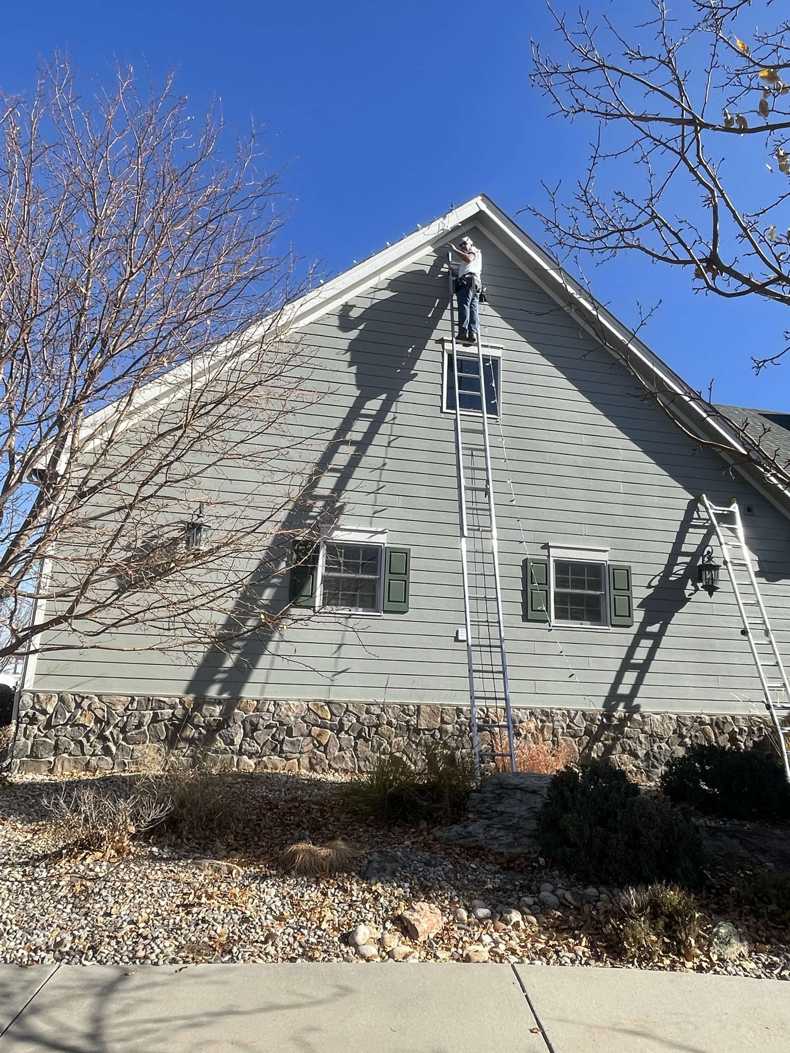 high_house_peak_christmas_light_installation